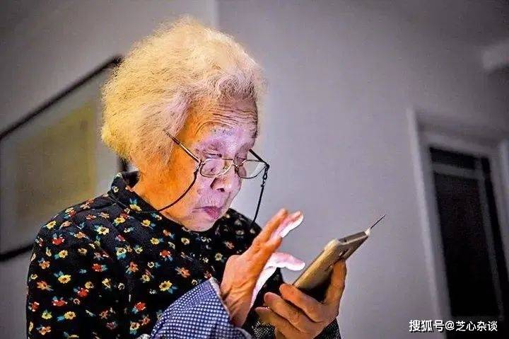 刷屏危机：65岁老人银行卡被掏空，短剧成瘾背后的真相与对策