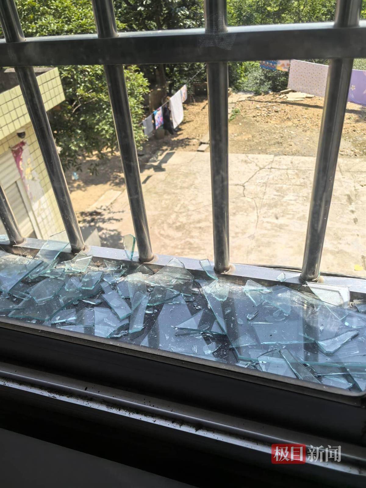 常德烟花爆炸现场附近多栋民房不同程度受损,居民称家里10多个窗户被震坏