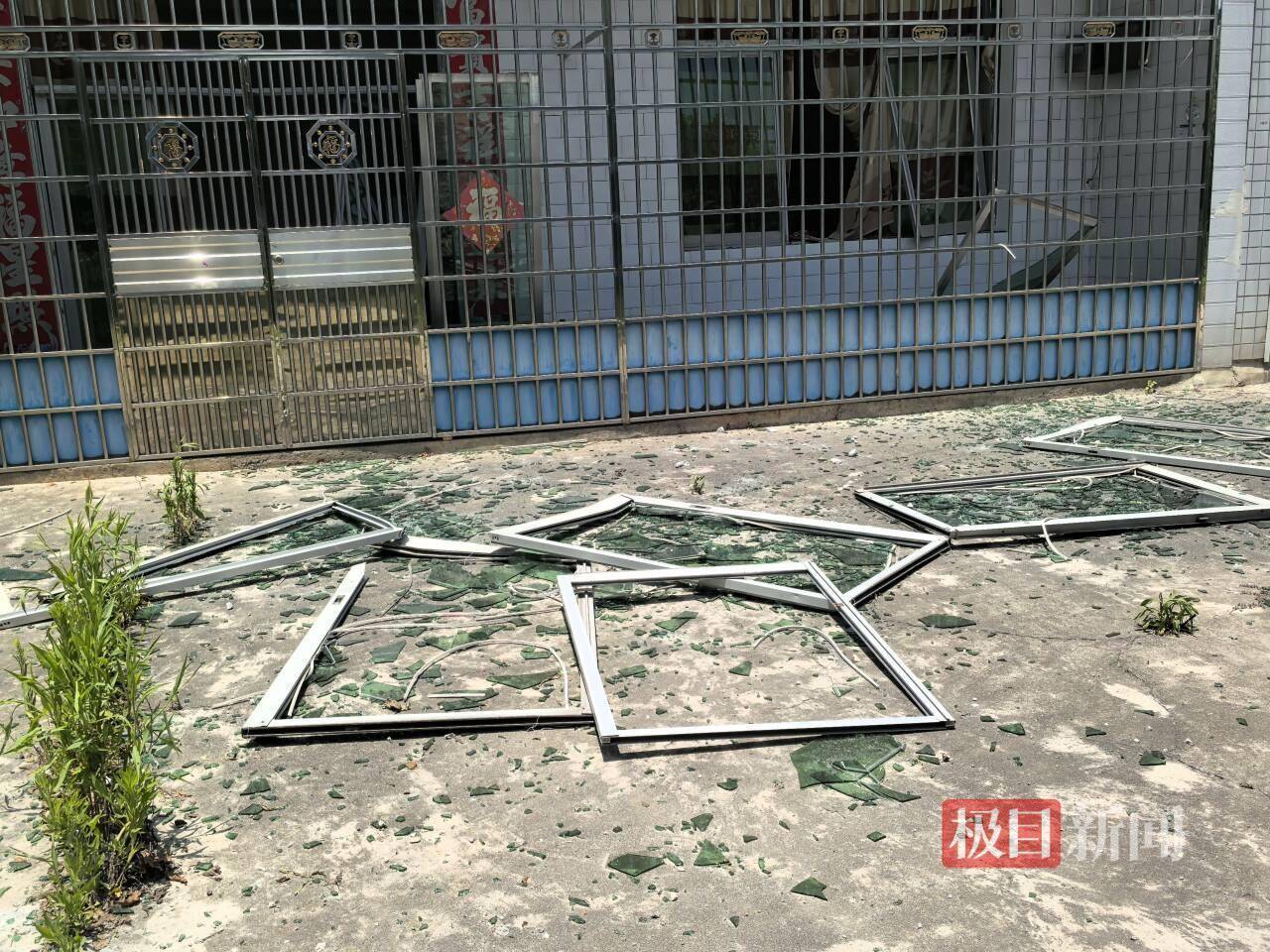 常德烟花爆炸现场附近多栋民房不同程度受损,居民称家里10多个窗户被震坏