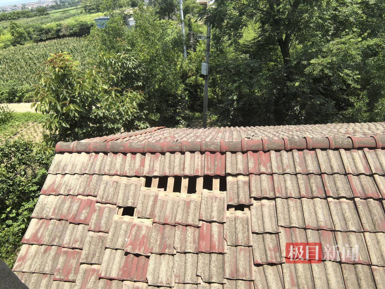 常德烟花爆炸现场附近多栋民房不同程度受损,居民称家里10多个窗户被震坏