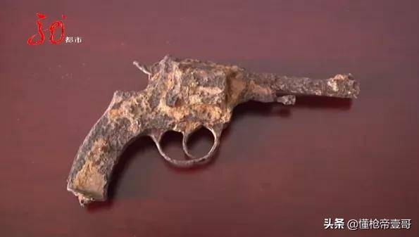 东北老哥耕地捡枪拍抖音,3小时后警察上门:查水表!丨轻武专栏