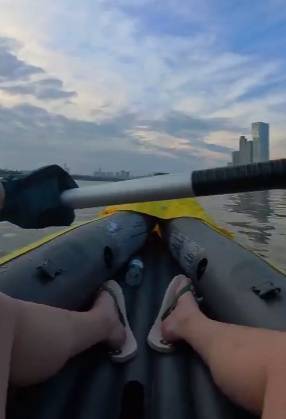 长沙男子突发奇想划船下班，25分钟车程划了3小时，当事人：手累腿麻，不会有下次