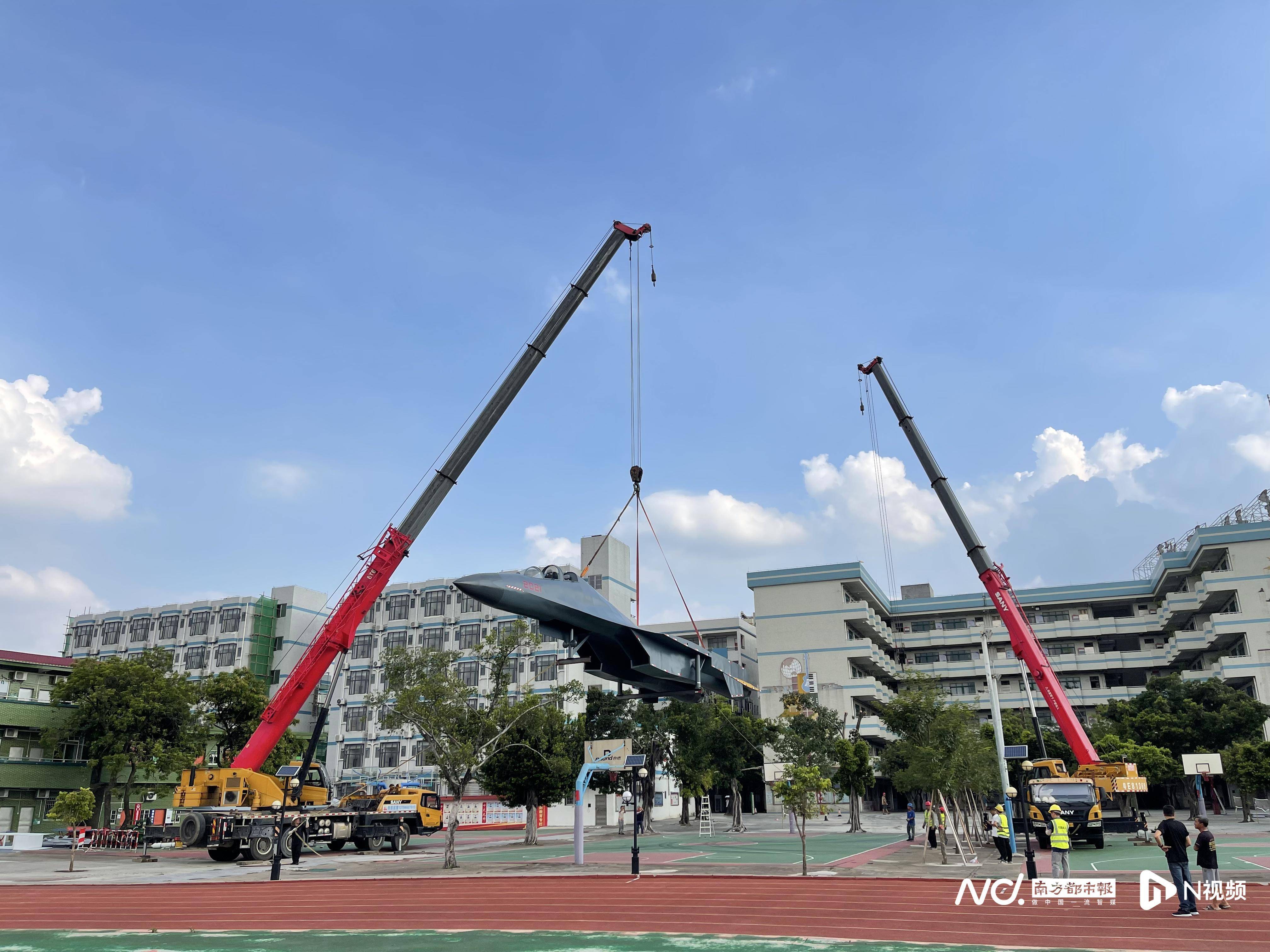 货车拉着战斗机进村?顺德北滘:歼-16模型机,国防教育用
