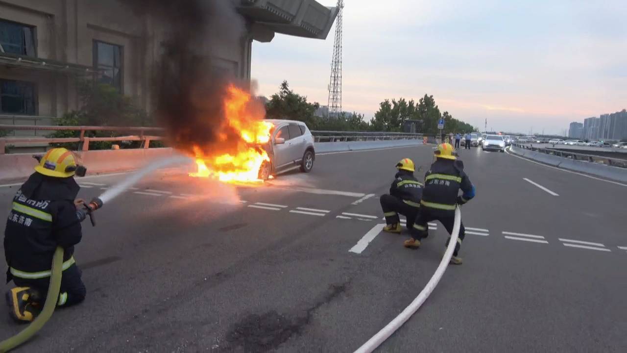 山东济南:轿车行驶途中自燃 消防紧急救援