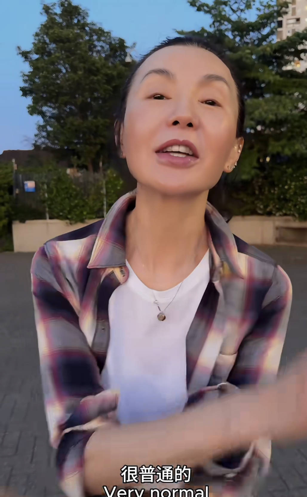 60岁张曼玉突然营业，穿79元T恤配10万珠宝，生活如此鲜活松弛！