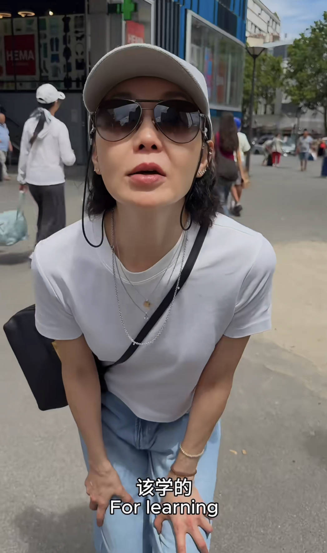 60岁张曼玉突然营业，穿79元T恤配10万珠宝，生活如此鲜活松弛！