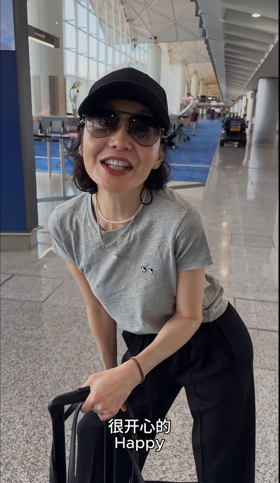 60岁张曼玉突然营业，穿79元T恤配10万珠宝，生活如此鲜活松弛！