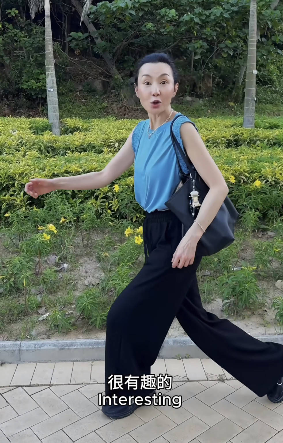 60岁张曼玉突然营业，穿79元T恤配10万珠宝，生活如此鲜活松弛！