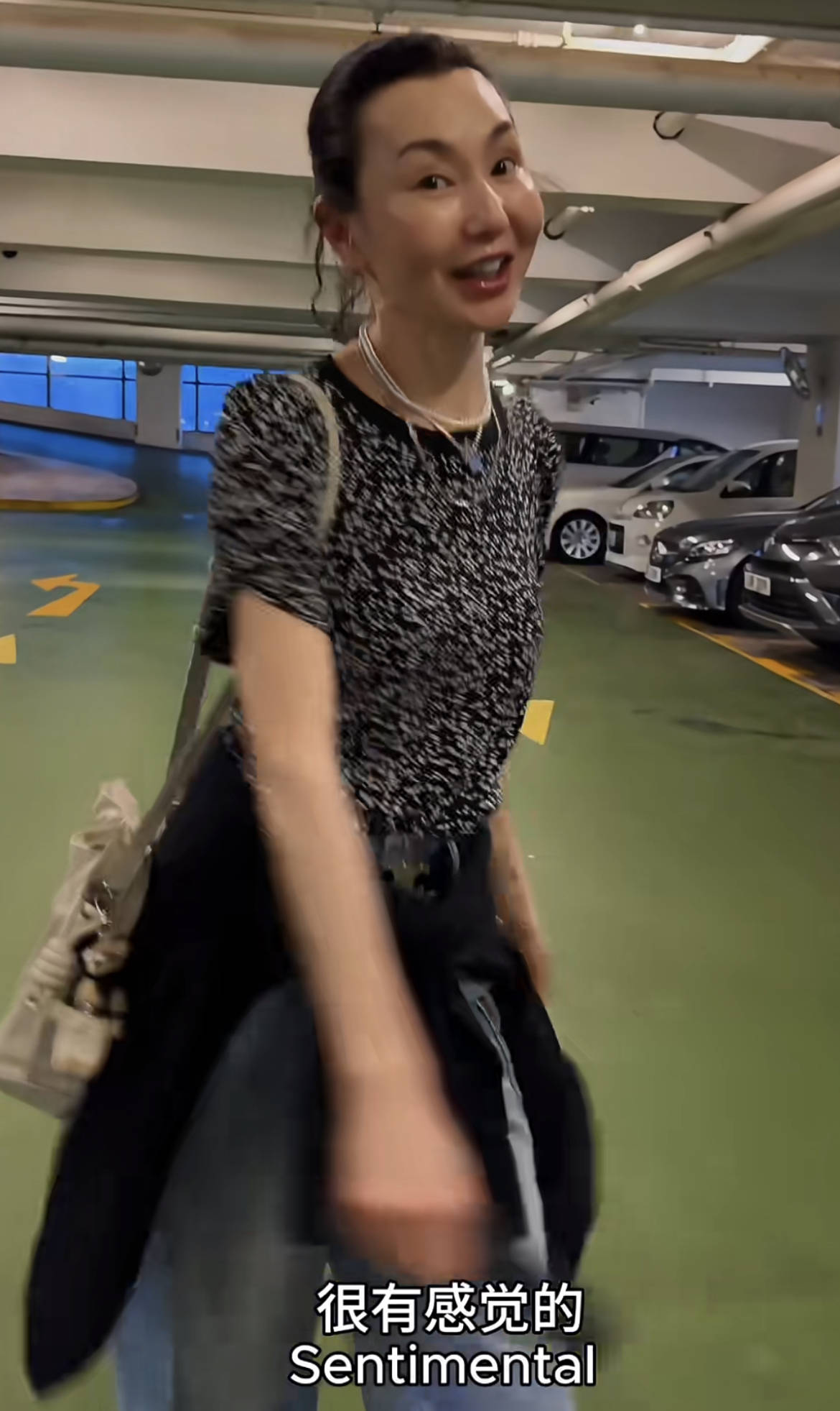 60岁张曼玉突然营业，穿79元T恤配10万珠宝，生活如此鲜活松弛！