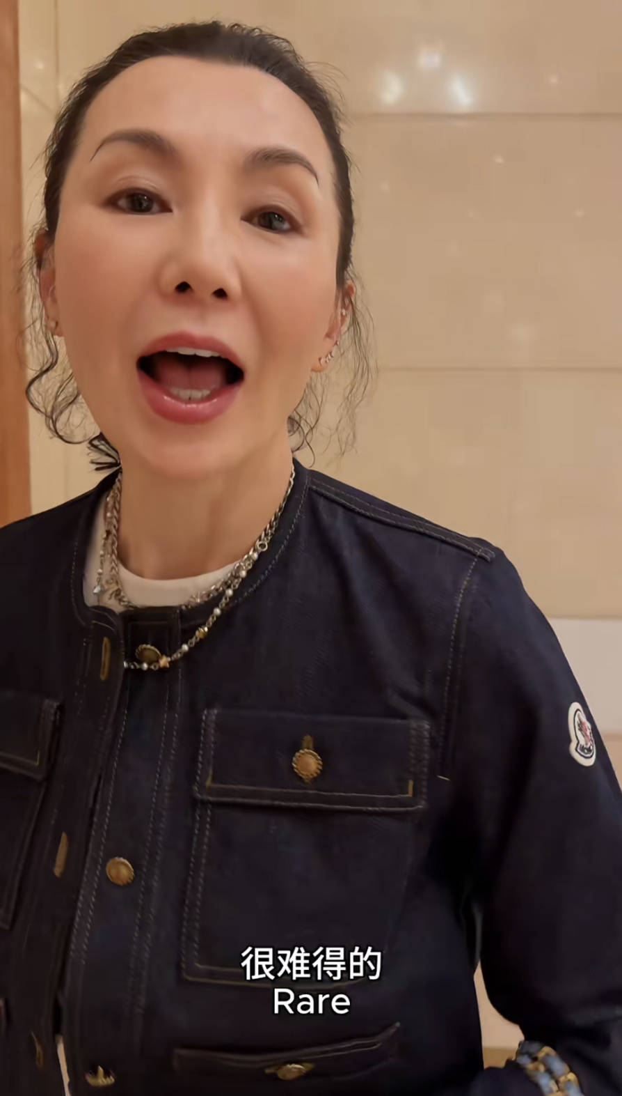 60岁张曼玉突然营业，穿79元T恤配10万珠宝，生活如此鲜活松弛！