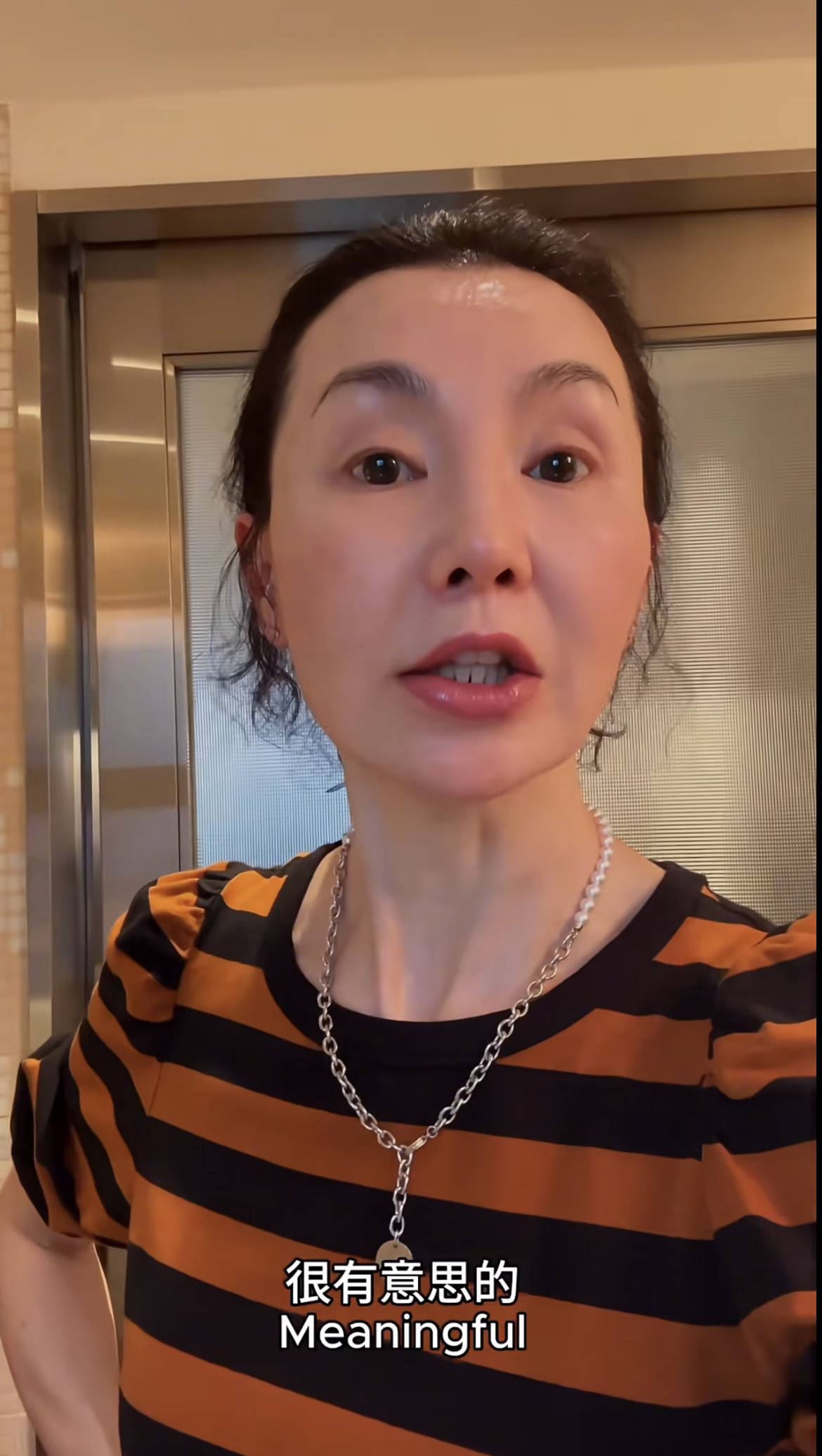 60岁张曼玉突然营业，穿79元T恤配10万珠宝，生活如此鲜活松弛！