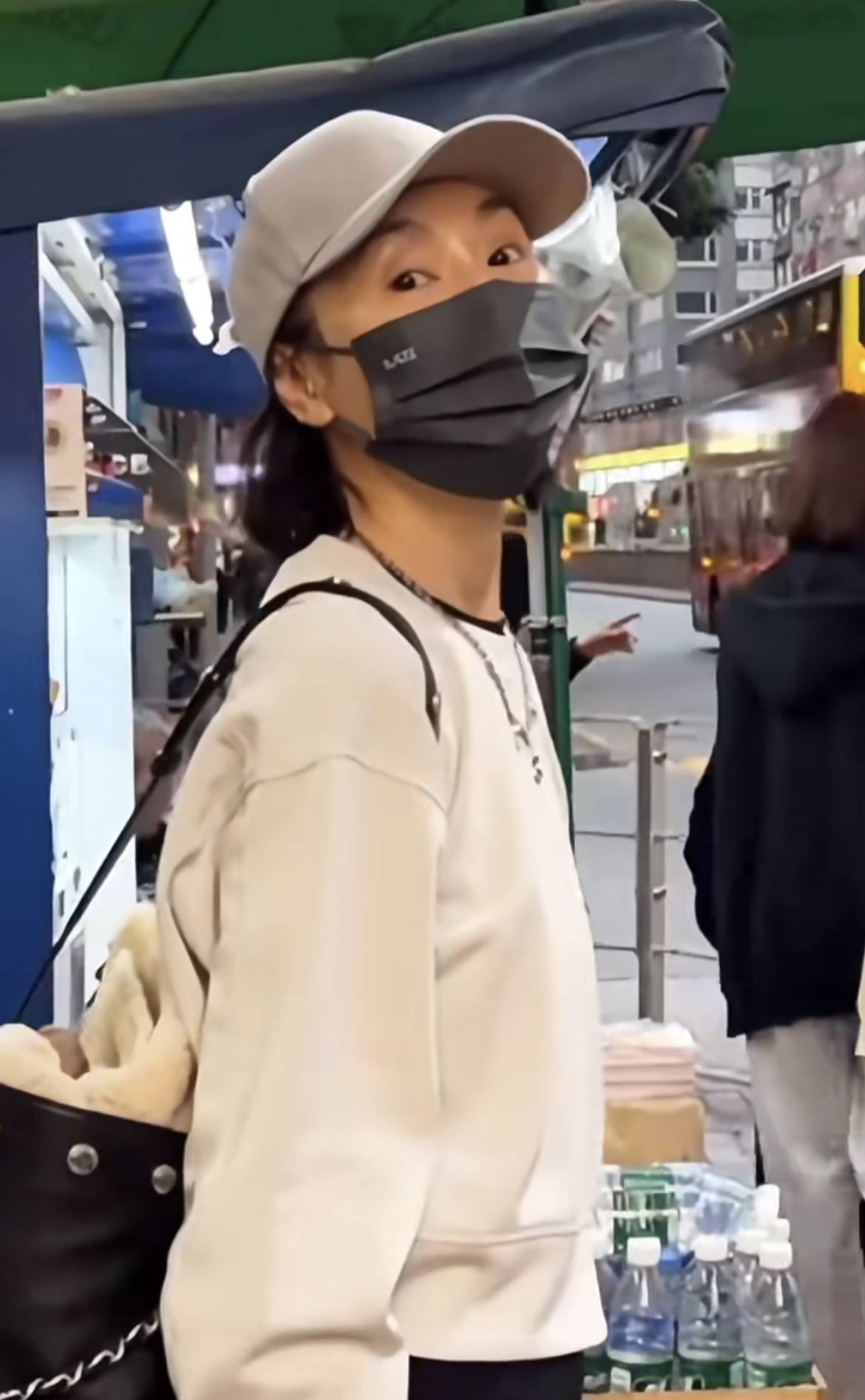 60岁张曼玉突然营业，穿79元T恤配10万珠宝，生活如此鲜活松弛！