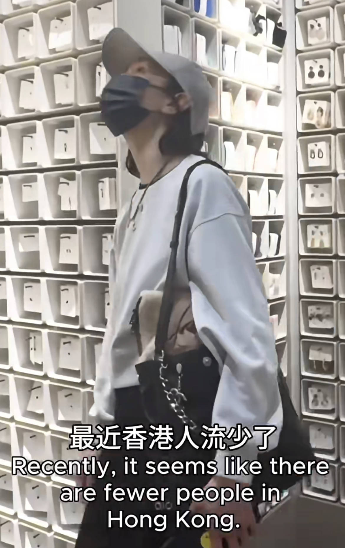 60岁张曼玉突然营业，穿79元T恤配10万珠宝，生活如此鲜活松弛！