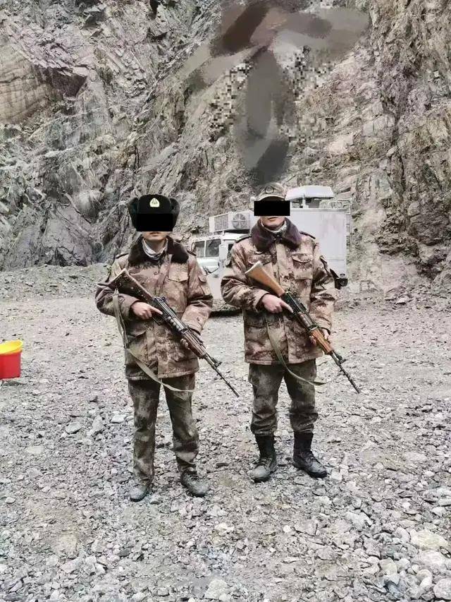 首次曝光！解放军缴获印度英萨斯步枪合影，用起来像垃圾！