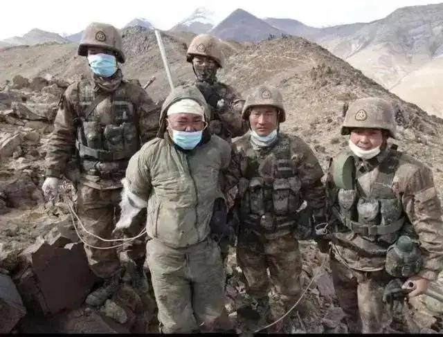 首次曝光！解放军缴获印度英萨斯步枪合影，用起来像垃圾！