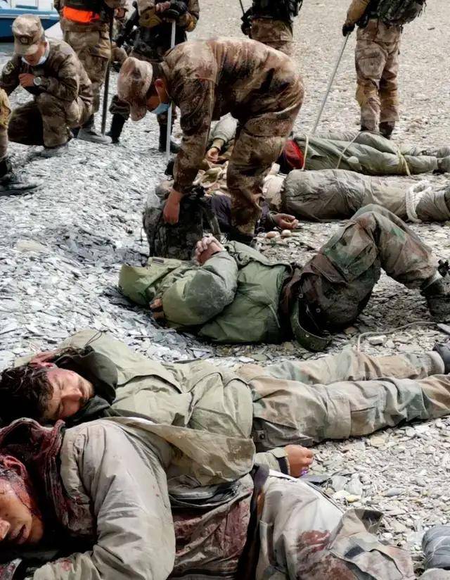 首次曝光！解放军缴获印度英萨斯步枪合影，用起来像垃圾！