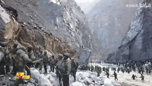 首次曝光！解放军缴获印度英萨斯步枪合影，用起来像垃圾！