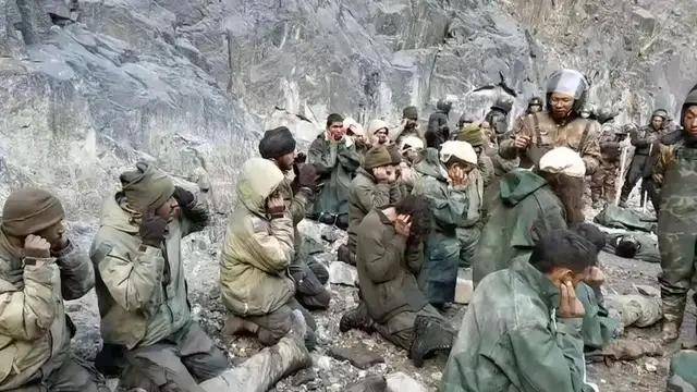 首次曝光！解放军缴获印度英萨斯步枪合影，用起来像垃圾！