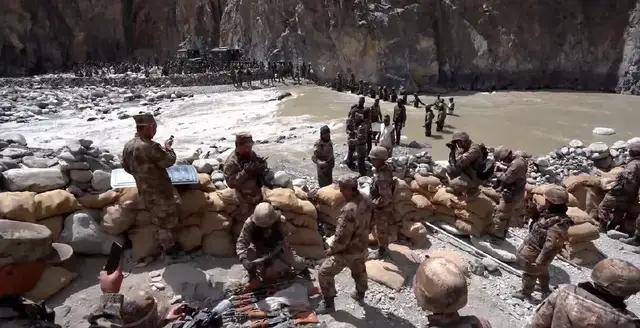 首次曝光！解放军缴获印度英萨斯步枪合影，用起来像垃圾！