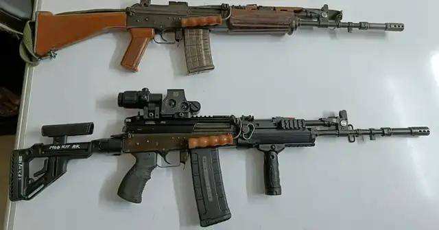 首次曝光！解放军缴获印度英萨斯步枪合影，用起来像垃圾！