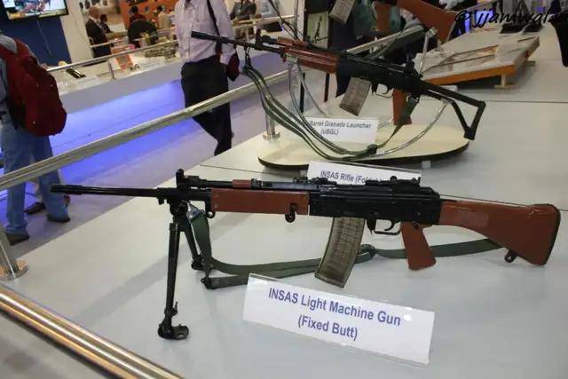 首次曝光！解放军缴获印度英萨斯步枪合影，用起来像垃圾！