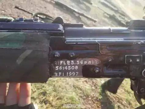 首次曝光！解放军缴获印度英萨斯步枪合影，用起来像垃圾！