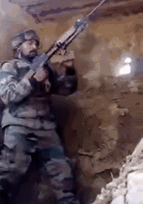 首次曝光！解放军缴获印度英萨斯步枪合影，用起来像垃圾！