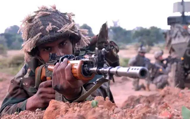 首次曝光！解放军缴获印度英萨斯步枪合影，用起来像垃圾！