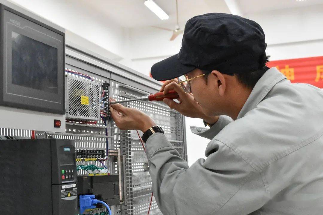 一般人考职业资格电工证难吗？是理论难还是实操难？