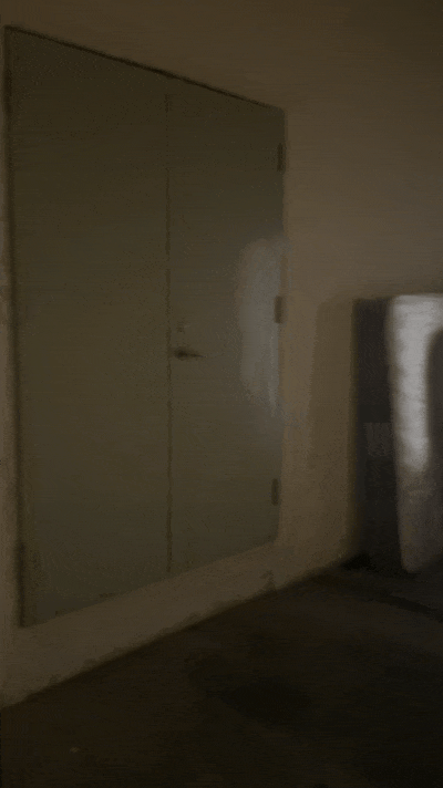 深圳一小区被曝有隐藏豪华建筑 防火门后是“宫殿”朱红大门