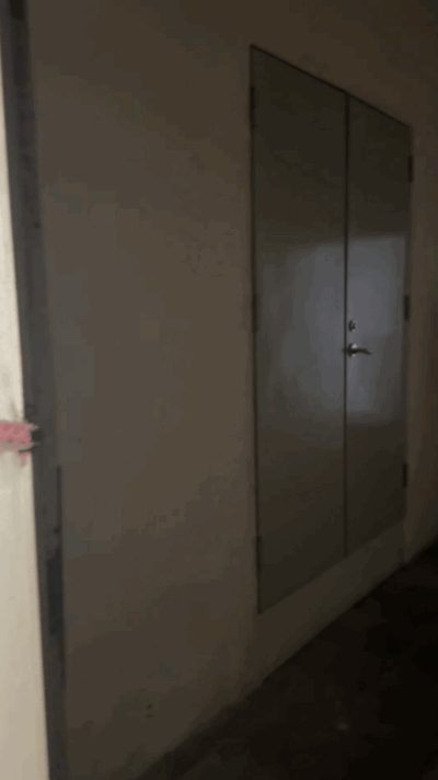 深圳一小区被曝有隐藏豪华建筑 防火门后是“宫殿”朱红大门