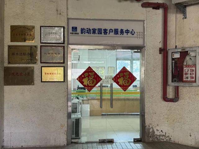 深圳一小区被曝有隐藏豪华建筑 防火门后是“宫殿”朱红大门