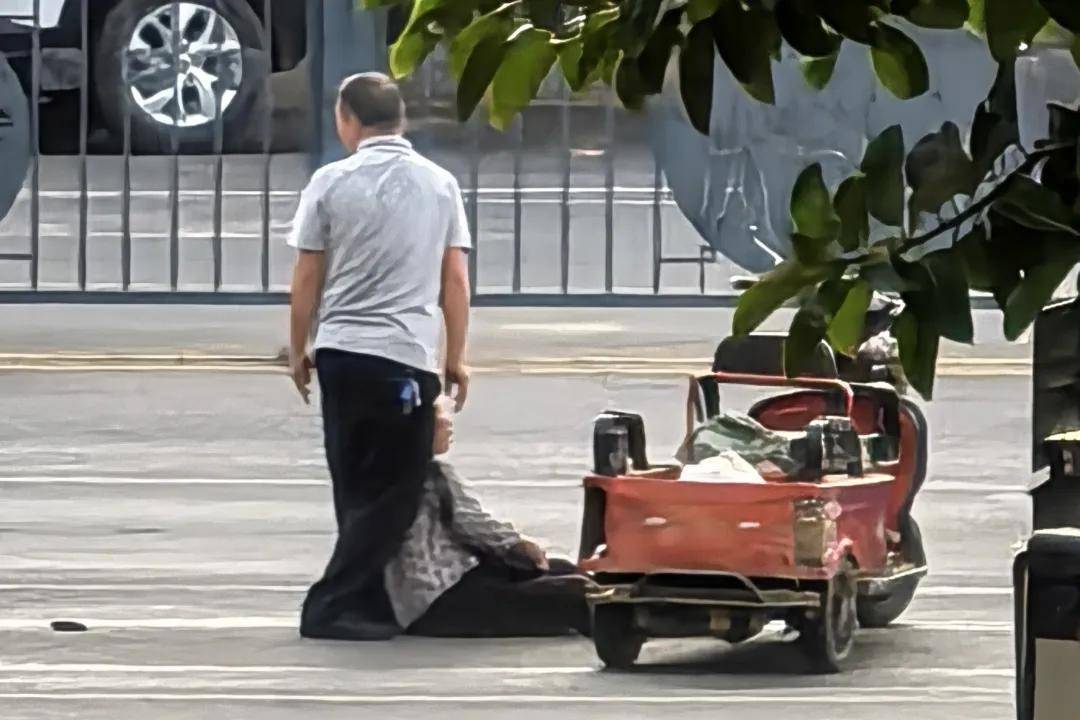 贵州省兴义监狱民警上班途中紧急施救,摔倒老人转危为安!