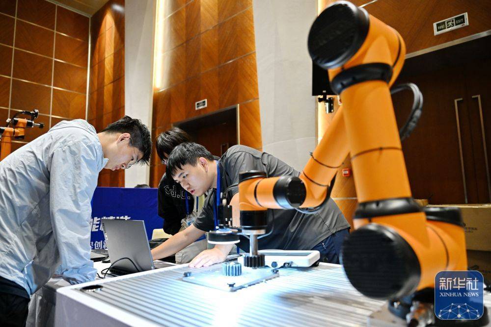 京津冀鲁大学生比拼智能精密装配