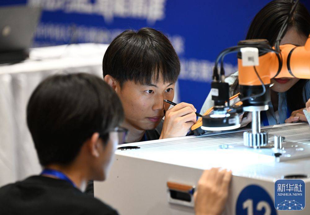 京津冀鲁大学生比拼智能精密装配