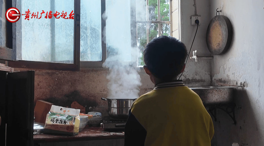 心酸！12岁男孩“独居”贵阳一安置房内，父亲回应：迫于无奈，因为……