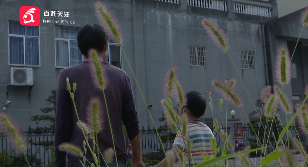 心酸！12岁男孩“独居”贵阳一安置房内，父亲回应：迫于无奈，因为……