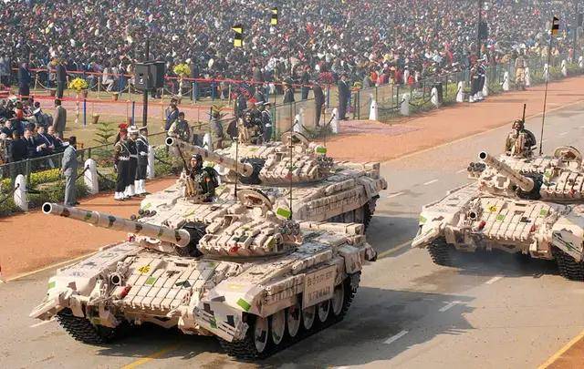 10艘核动力战舰，2200台新坦克！印度公开军备计划，真能实现？