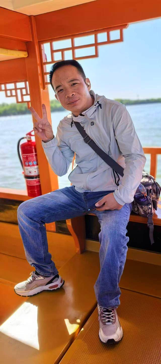 外国游客颐和园内突发心脏骤停，他跪地施救1分20秒转危为安