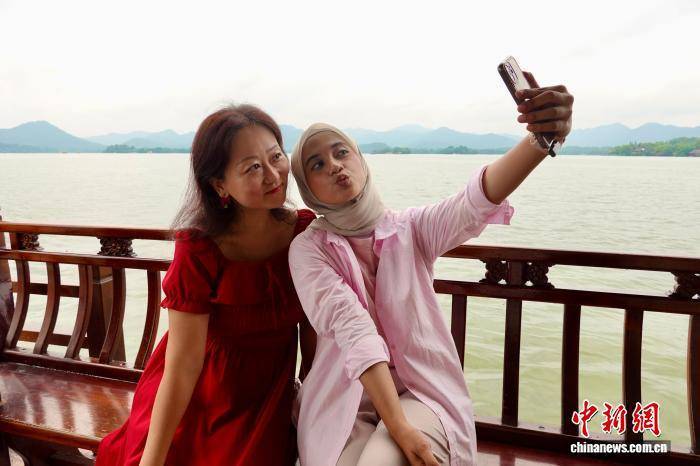 浙江杭州：中外媒体探访西湖 感受世界遗产之美