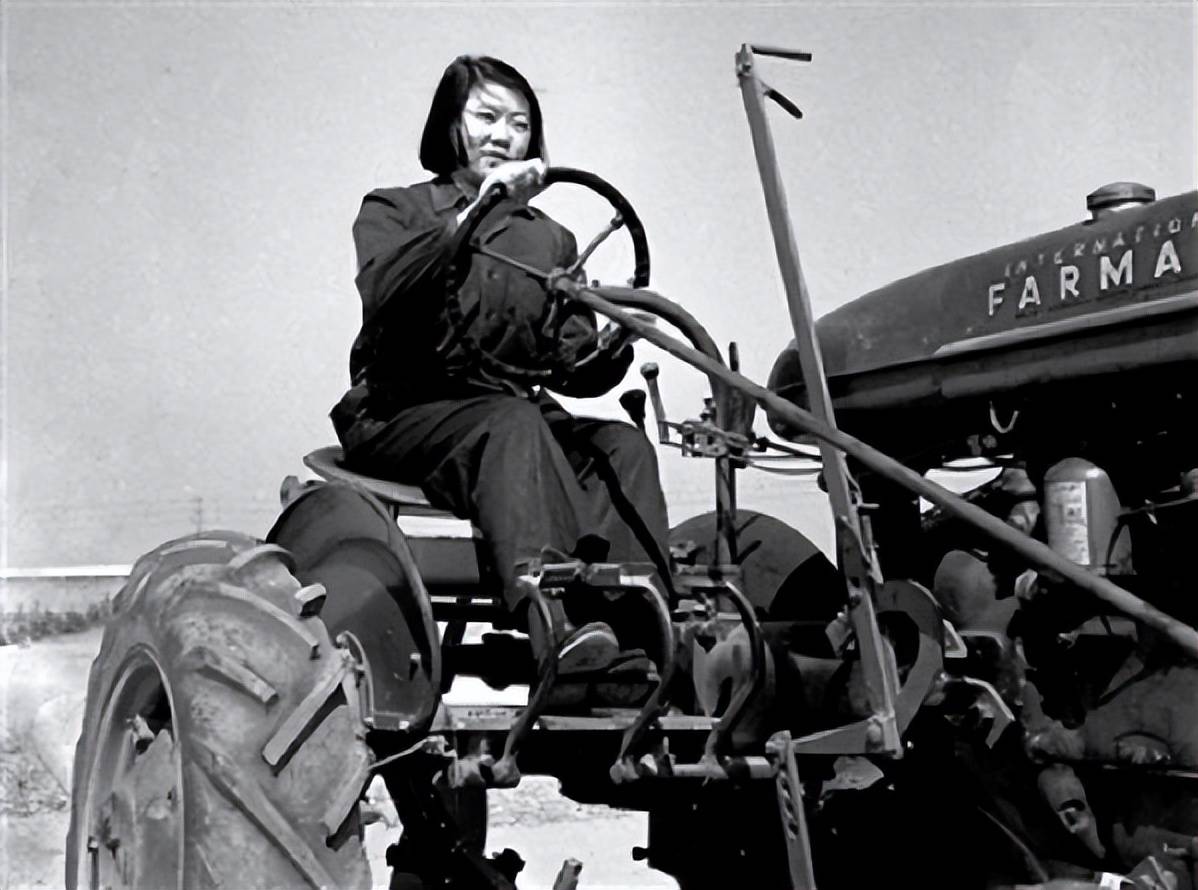 一元人民币女拖拉机手原型，经历传奇：17岁出门寻夫，20岁上画报
