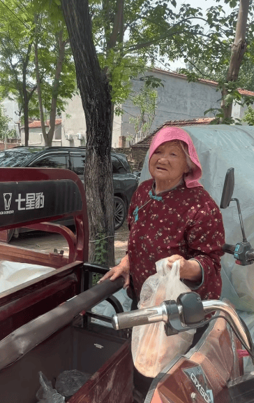 开封85岁老人40年坚持给60岁女儿送饭,外孙女:除雨雪等恶劣天气,几乎每天都来
