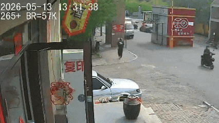 黑龙江一女子路边正常行走,货车撞断限高栏将其砸倒,街道办回应:被砸情况调查清楚后会发布消息