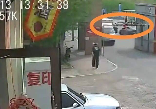 黑龙江一女子路边正常行走,货车撞断限高栏将其砸倒,街道办回应:被砸情况调查清楚后会发布消息