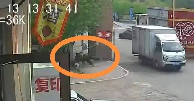 黑龙江一女子路边正常行走,货车撞断限高栏将其砸倒,街道办回应:被砸情况调查清楚后会发布消息