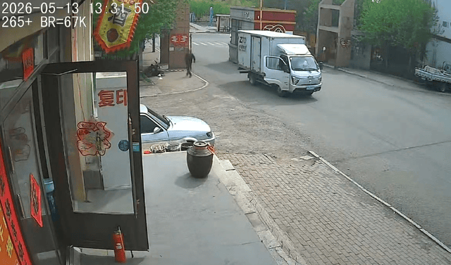 黑龙江一女子路边正常行走,货车撞断限高栏将其砸倒,街道办回应:被砸情况调查清楚后会发布消息